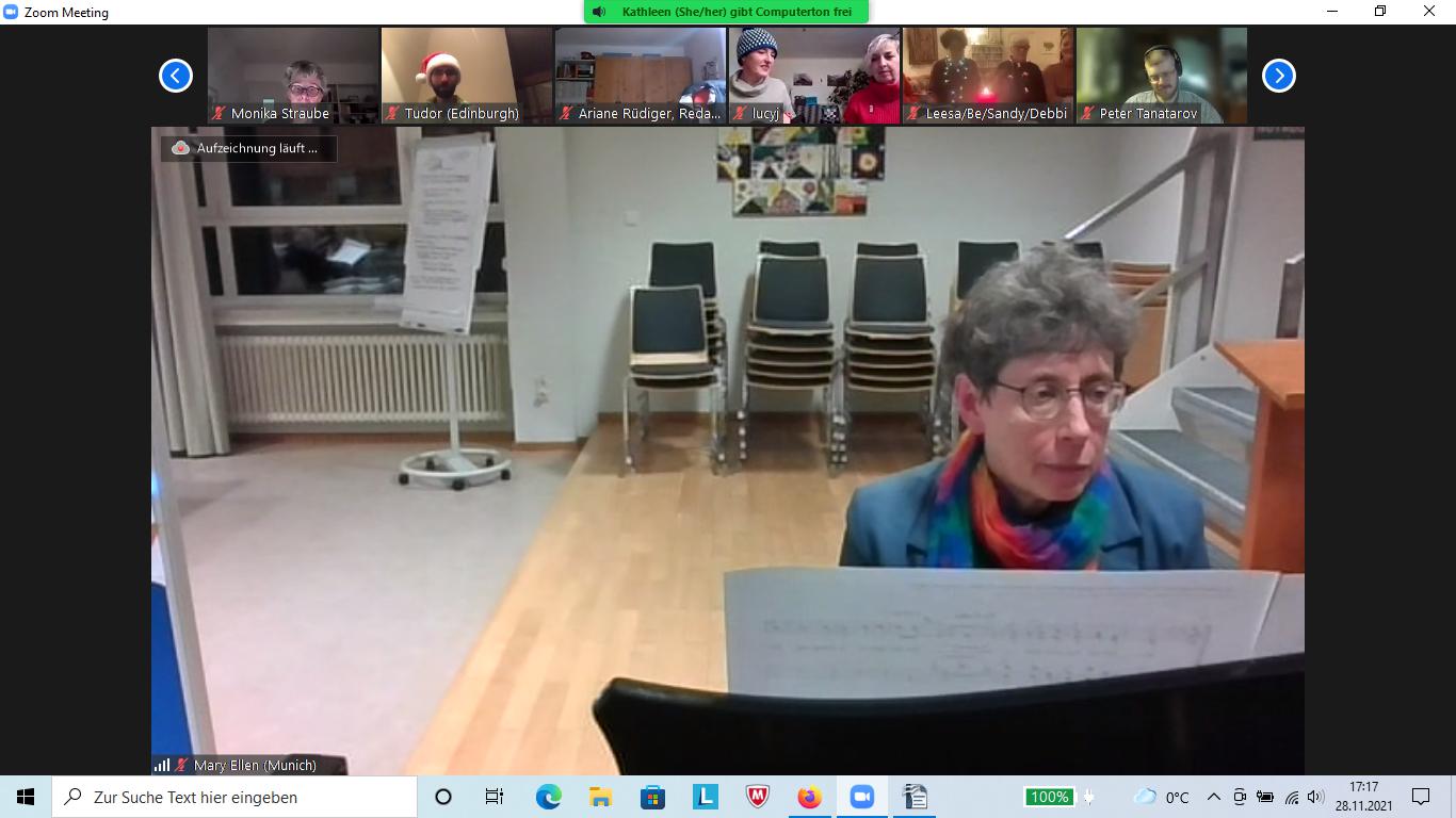 Mary Ellen leitet den Münchner Regenbogenchor. Screenshot: Stefan Block